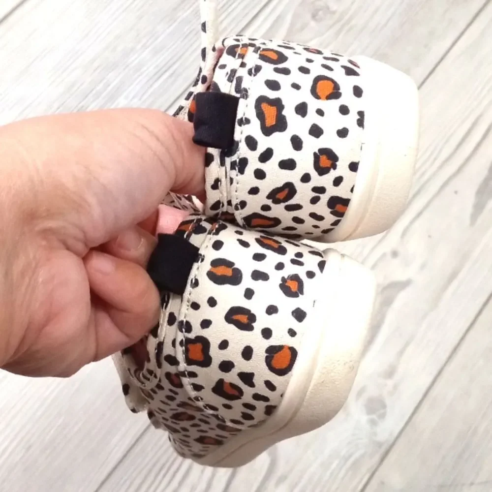 (76-3819)  Cat & Jack Shoes  Sz 5